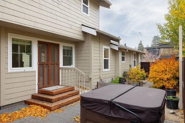 Building Photo - Remodeled & Charming 4 bed/3 bath w/ Yard and Hot Tub