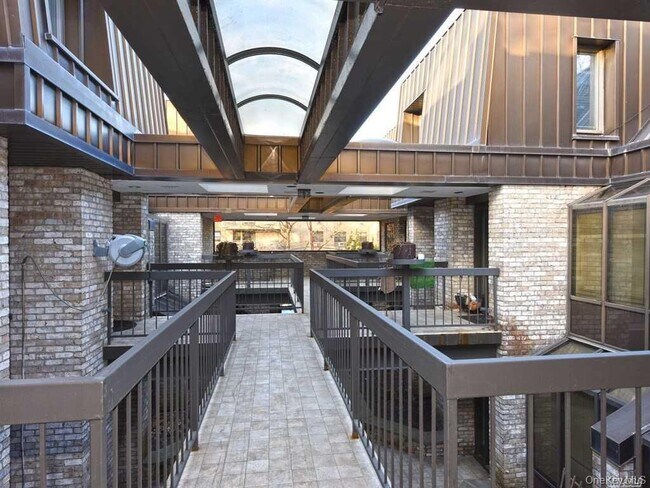 Building Photo - 130 S Middle Neck Rd