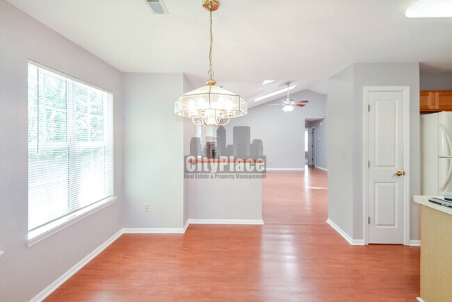 Building Photo - 740 Sweet Creek Dr