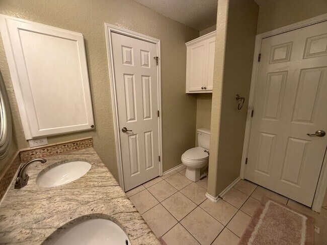 Building Photo - Spacious 3 Bedroom/2.5 Bath Home
