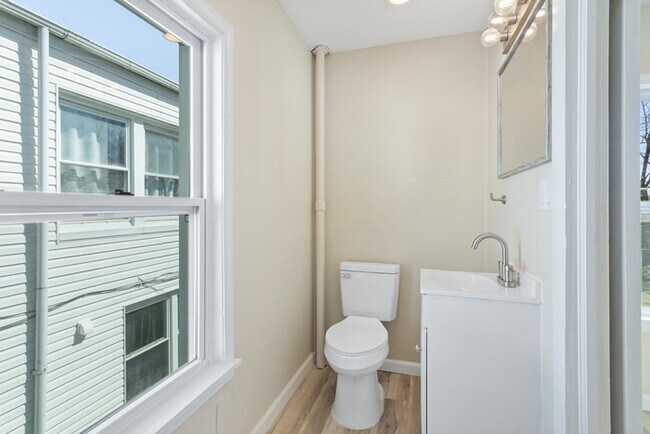 Building Photo - 5 Bedroom Single Family in Brunswick