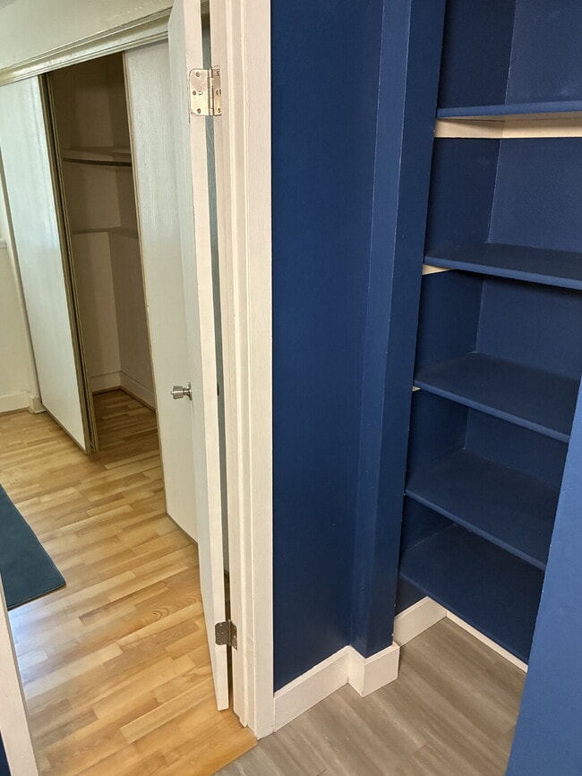 Building Photo - Beautiful Townhome - 4 Bedrooms 3 Bathroom with 2 Additional Bonus Rooms!