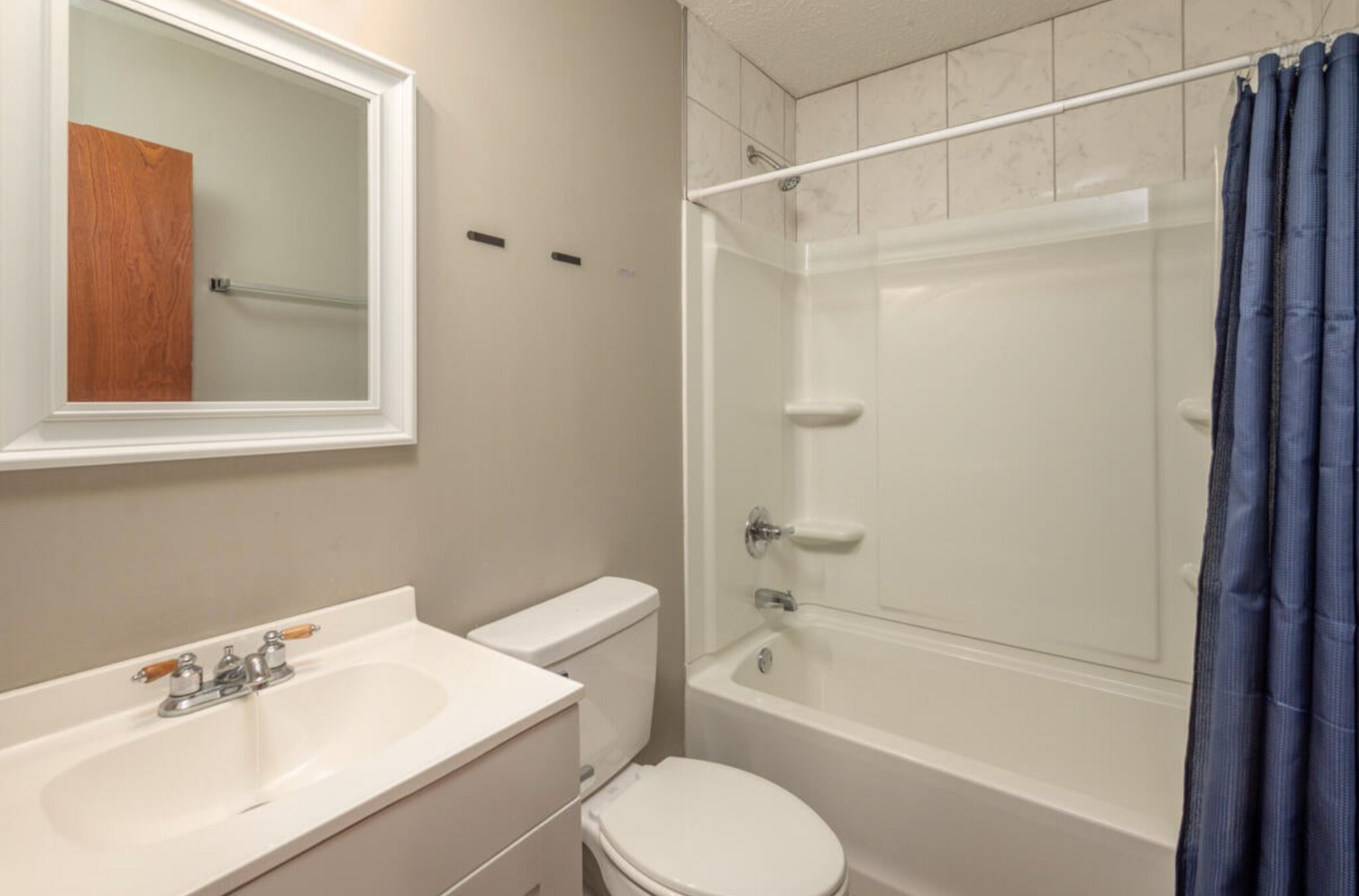 Building Photo - 704 Roundhouse Rd