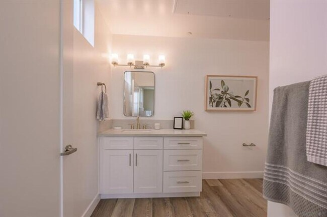 Building Photo - 2 bedroom 2 bath for rent in Escondido.