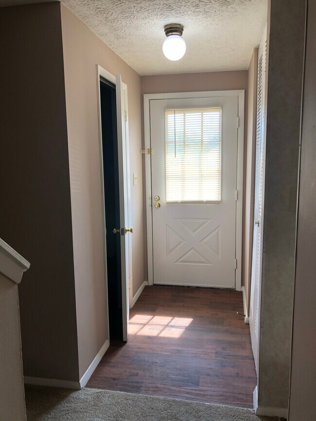 Building Photo - Townhome with basement!