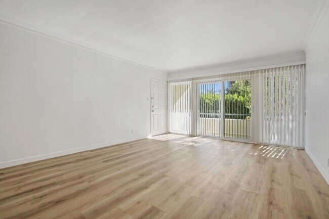 Building Photo - 1975 S Beverly Glen Blvd