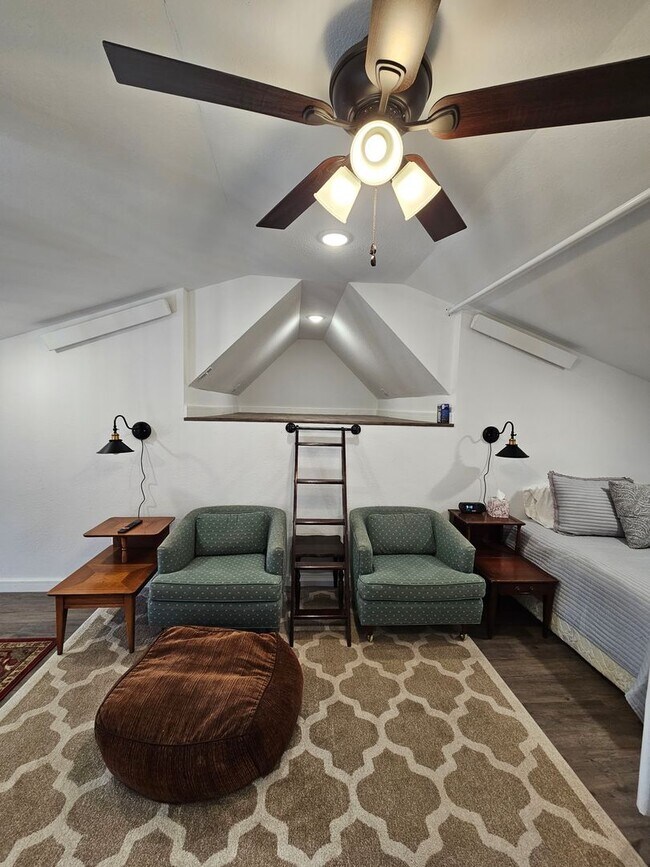 Building Photo - 1 BED | PLUS LOFT AREA | 1.5 BATH | FURNIS...