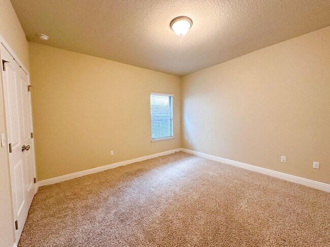 Building Photo - Well maintained 4 bedroom home with 2 car garage