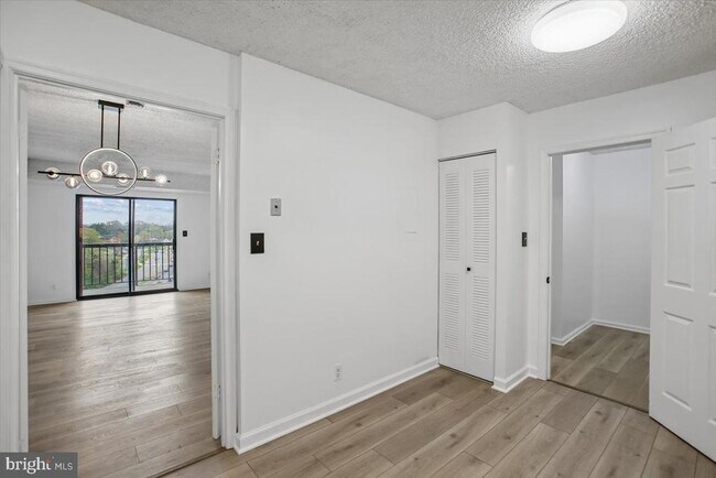 Building Photo - 3800 Powell Ln