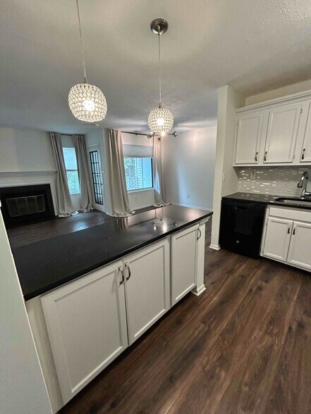 Building Photo - 608 Diamond Dr