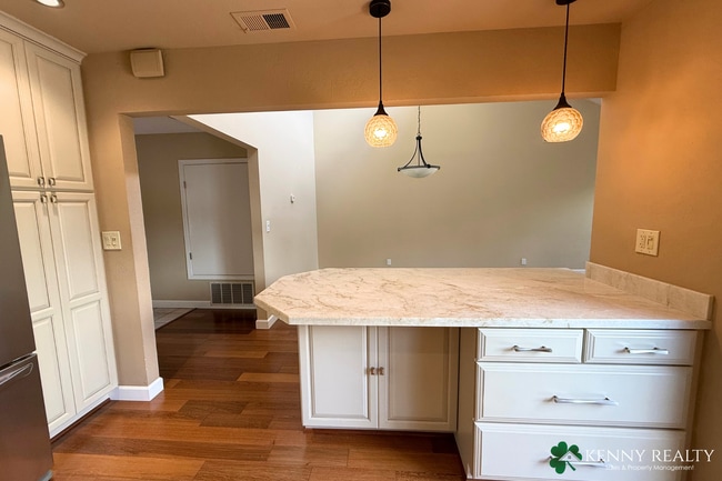 Building Photo - Modern Foster City 3 Bedroom Townhome with...