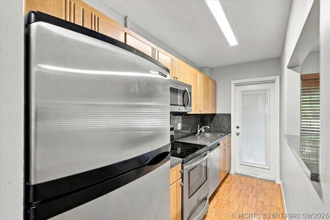 Building Photo - 2110 NE 39th St