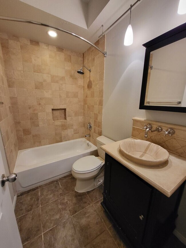 Building Photo - 4 Bedroom House, Private Pool,  Large Pets Welcome