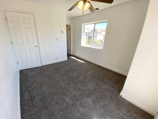 Building Photo - 1402 E Scarlet Dr
