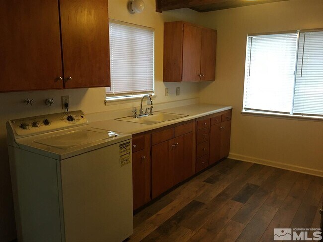 Building Photo - 395 Denslowe Dr