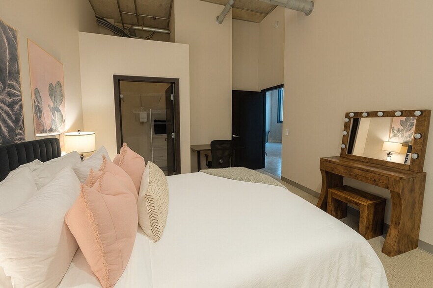 Building Photo - 301 N 7th Ave