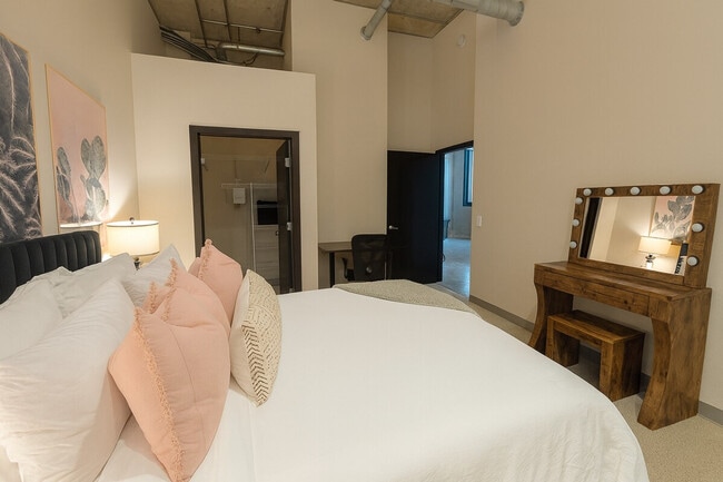 Building Photo - 301 N 7th Ave