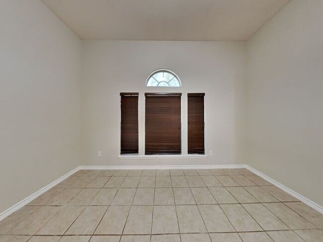 Building Photo - No Application Fee* $500 off first months ...