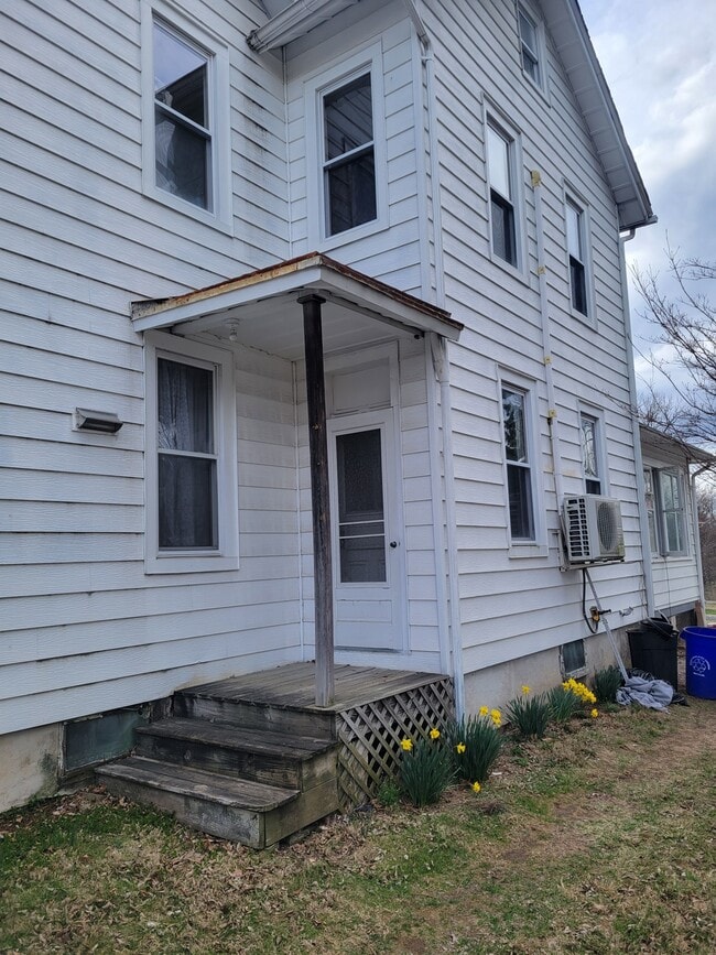 Building Photo - 653 Mountain View Rd