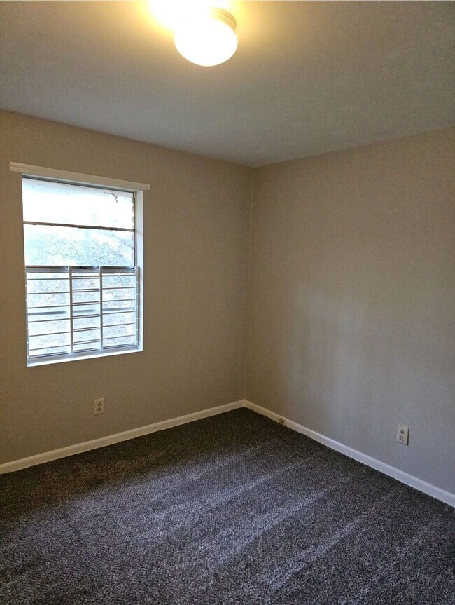 Building Photo - Newly renovated 2 bedroom, 1 bath duplex i...