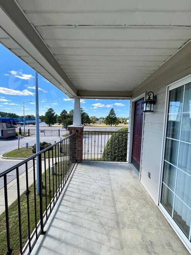 Building Photo - 2Bdrm 2Bath in Gated Community - Available Now!