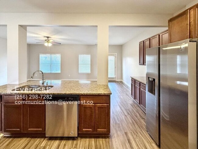 Building Photo - Spacious and Bright 3-Bedroom Home in a Co...