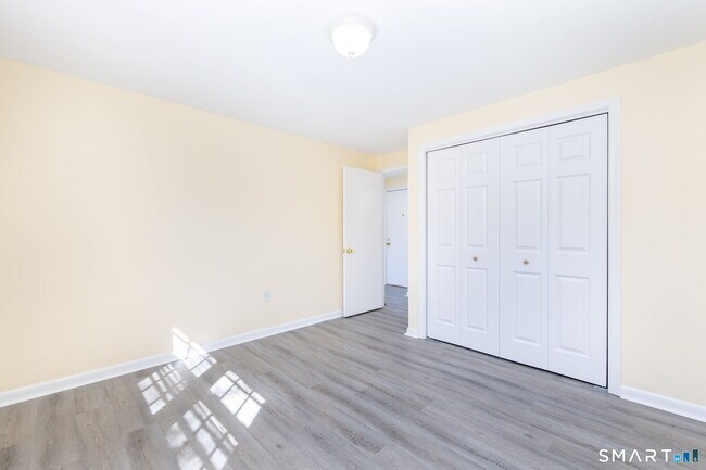 Building Photo - 117 Shadow Ln