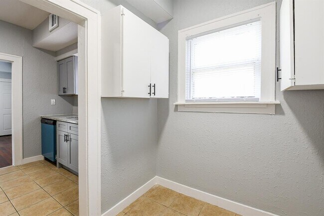 Building Photo - 3015 Isabella St