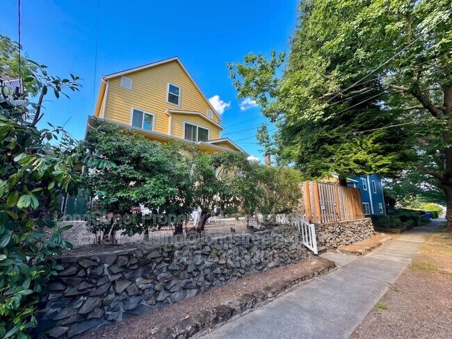 Building Photo - 2625 NE Clackamas St