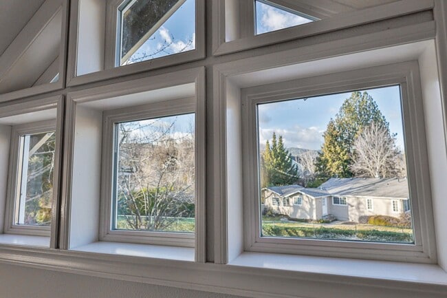 Building Photo - The Nest: Fully Furnished detached Cottage in Jacksonville- $300 Utility Fee