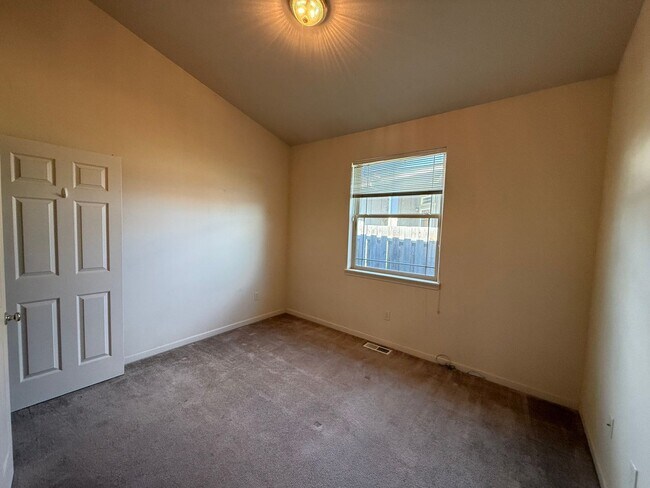 Building Photo - h826