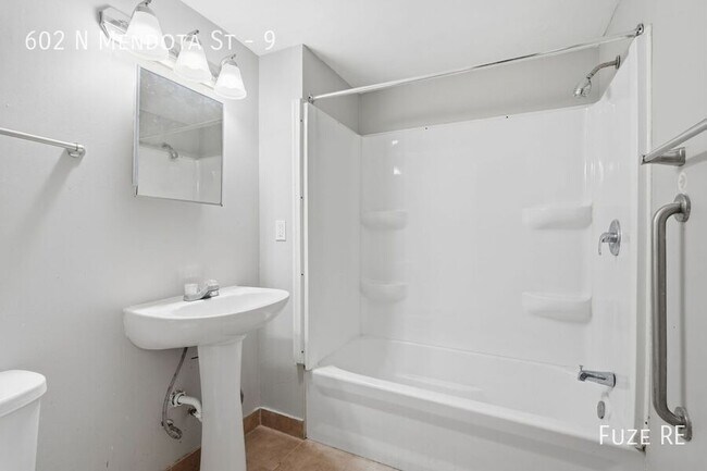 Building Photo - 602 N Mendota St