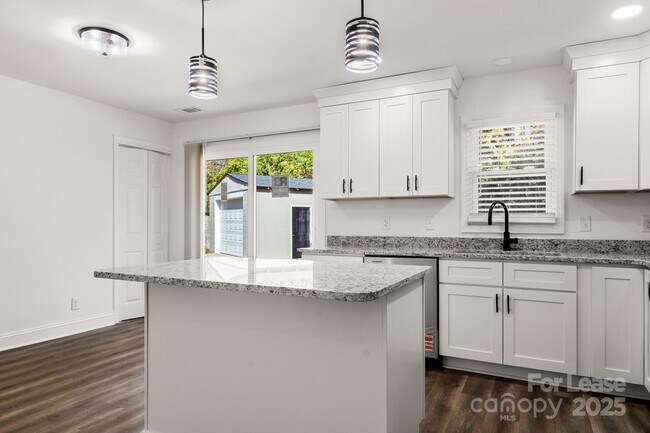 Building Photo - 815 Sharon Dr