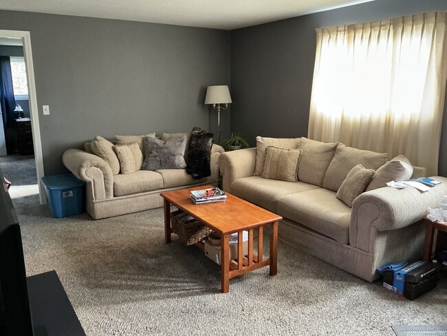 Building Photo - 12 E Farms Rd