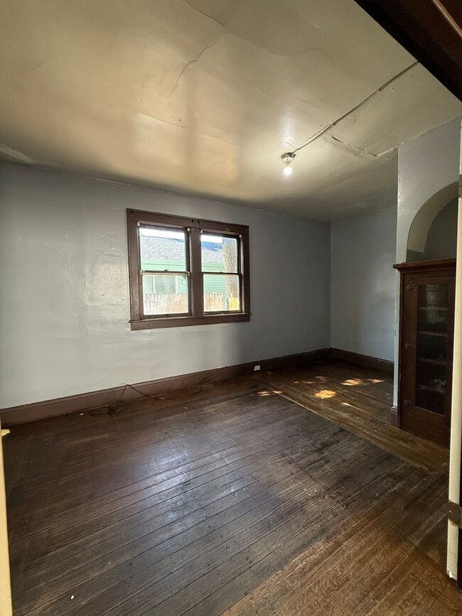 Building Photo - Large 4 bedroom Home