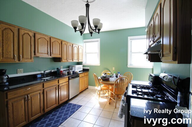 Building Photo - 196 Dorchester St