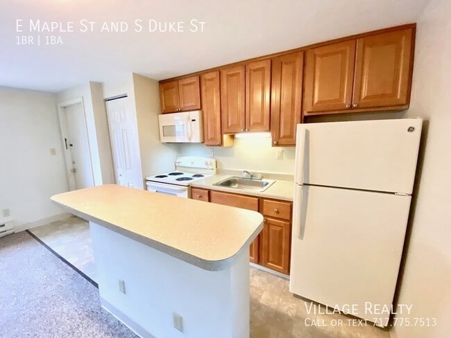 Building Photo - 461 E Maple St