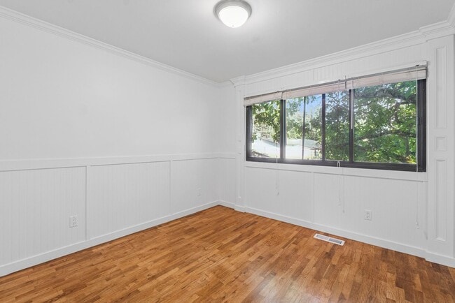 Building Photo - Bright Cozy Home w/ Deck & Yard Near Des Moines Marina