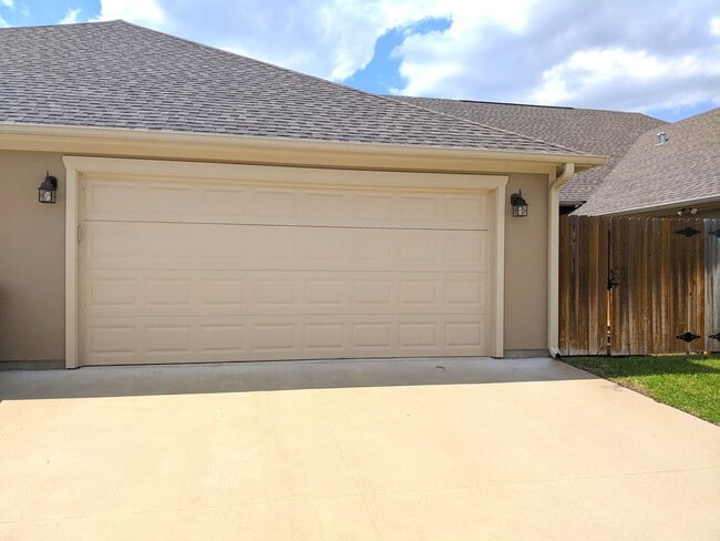 Building Photo - 3 Bed 3 Bath Townhome in Summit Crossing for Fall 2026 Move In!