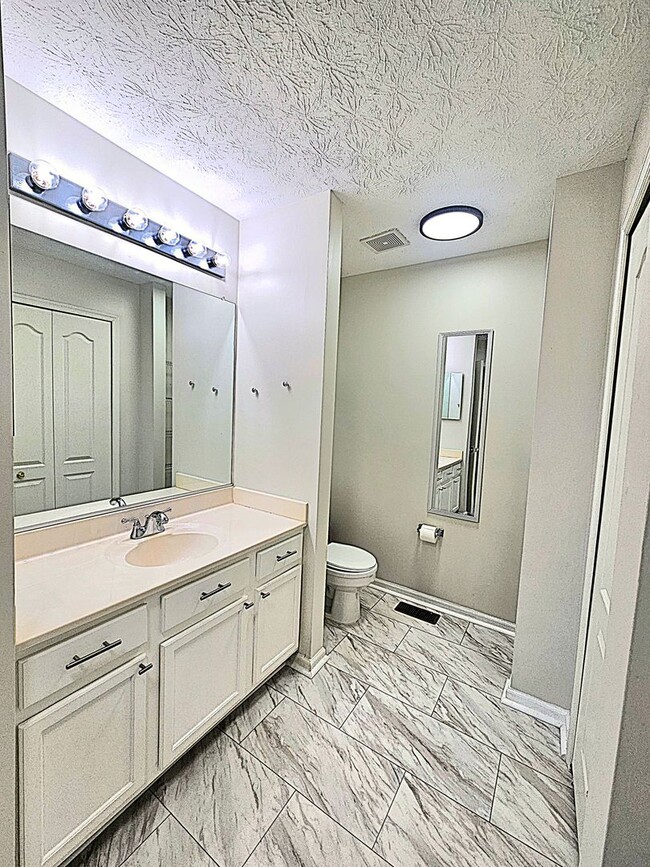 Building Photo - Beautiful 3 BR 2.5 BA Townhome Near Bowie ...