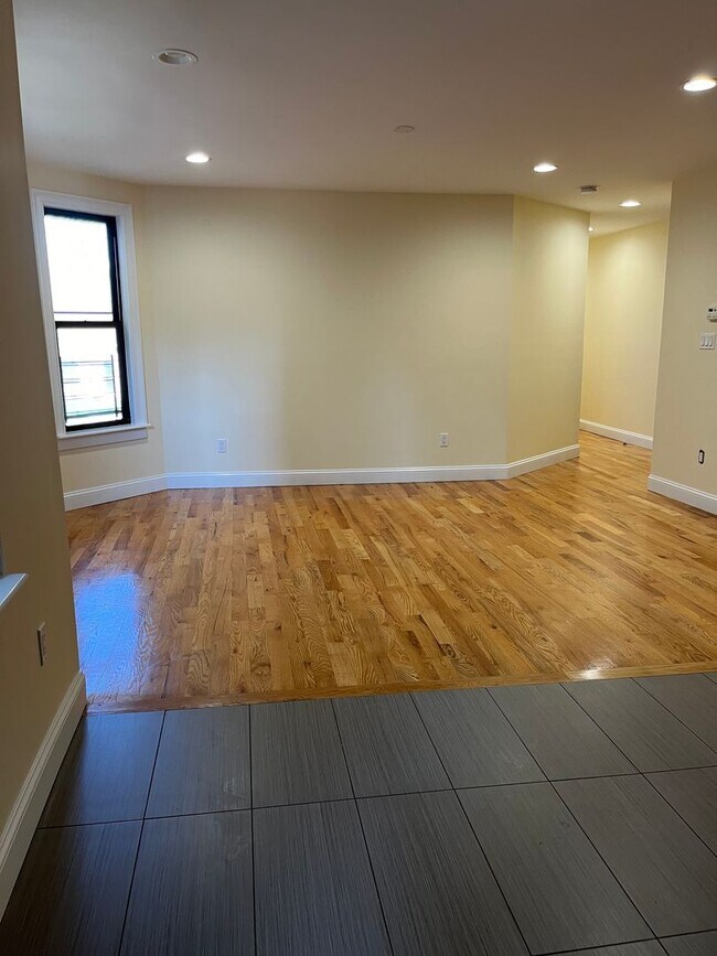 Building Photo - Newly Remodeled Large 3 Bedroom in Quiet 3 Family Home