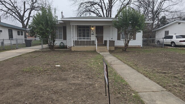 Primary Photo - 443 Fargo Ave