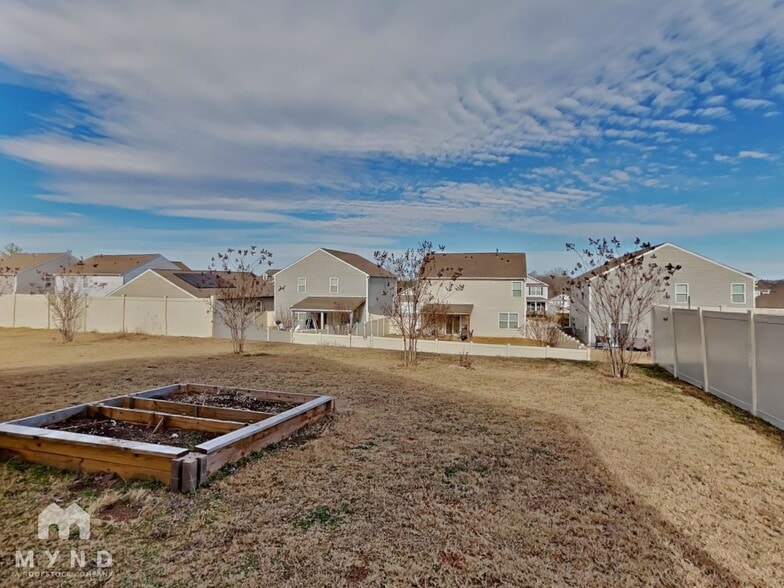 Building Photo - 10 Garden Hill Rd