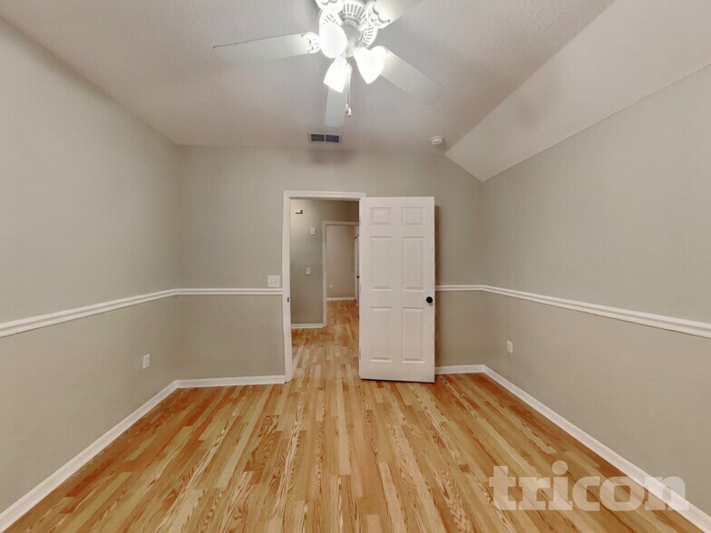 Building Photo - 10221 Summerview Cir