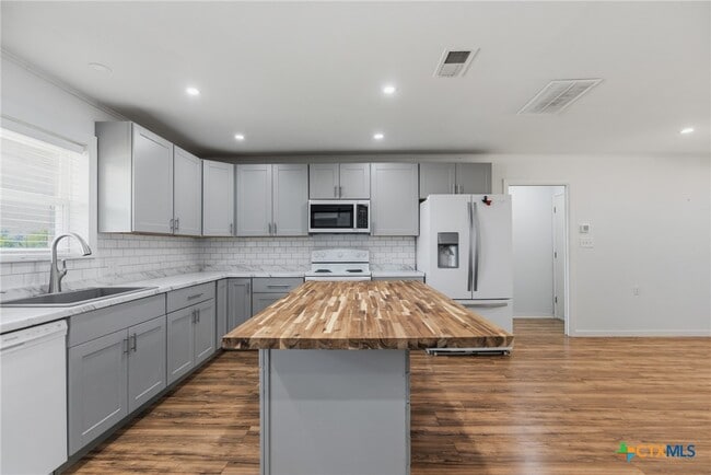 Building Photo - 1307 Summit Dr