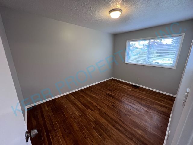 Building Photo - Charming Portland Retreat: 3-Bed, 2-Bath Home with Hardwood Floors & Cozy Fireplace!