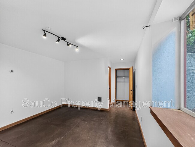 Building Photo - 5049 SW Vw Pt Ter