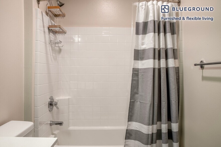 Building Photo - 15566 NE 22 Pl