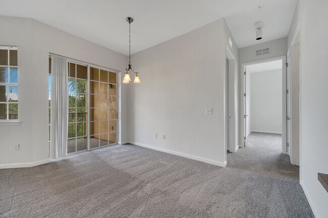 Building Photo - Beautiful 3/2 Condo in Davenport! Water and basic internet included!