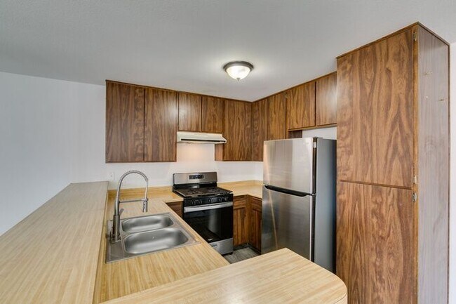 Building Photo - Double Primary Townhome with Spacious Backyard in 89115!